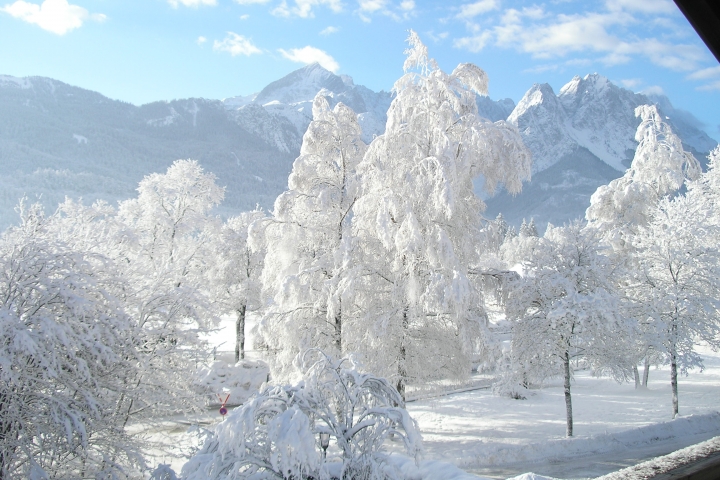 Aussicht vom Balkon mit Alp- und Zugspitze