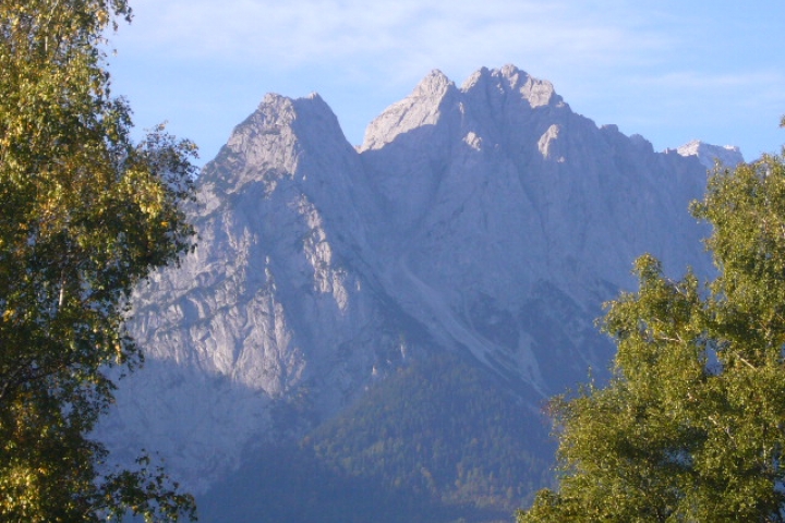 Zoom-Aussicht zum Waxenstein und Zugspitze