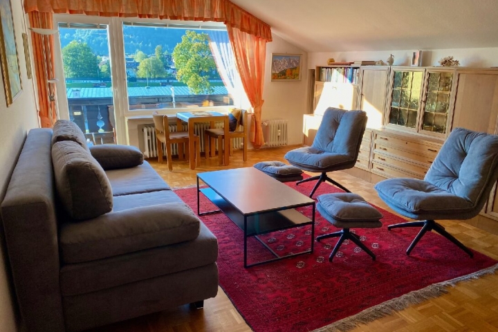 Wohnzimmer mit Balkon
