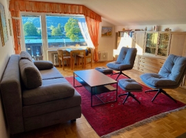 Wohnzimmer mit Balkon