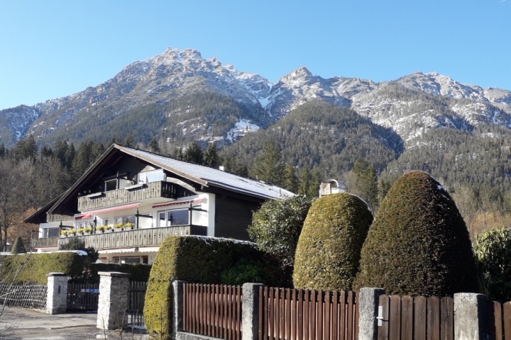 Zwei gleich aussehende Häuser direkt am Berg