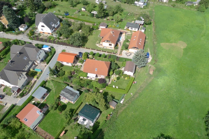 Das kleine gemütliche Ferienhaus befindet sich in ruhiger Lage direkt an einer Wiese. 