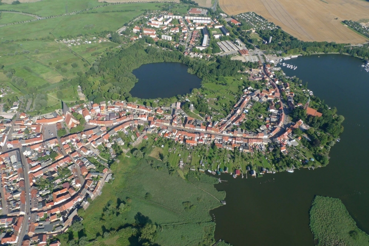 Bunte Stadt am kleinen Meer