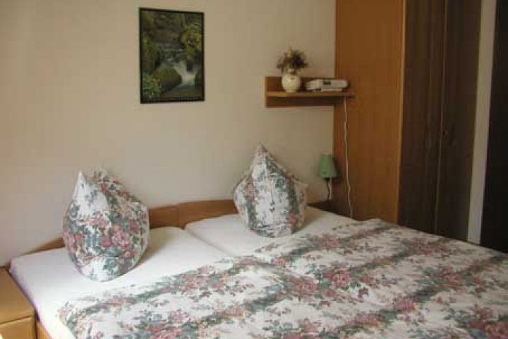 Gästehaus Möller Ferienwohnungen | Schlafzimmer mit Doppelbett