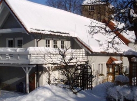 Gästehaus im Winter mit Schloss Elgersburg im Hintergrund