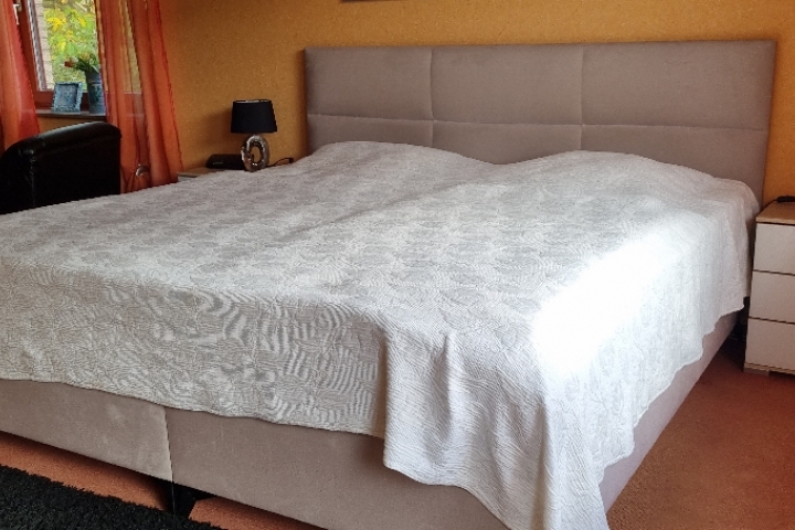 Ein modernes Boxspringbett mit viel Platz