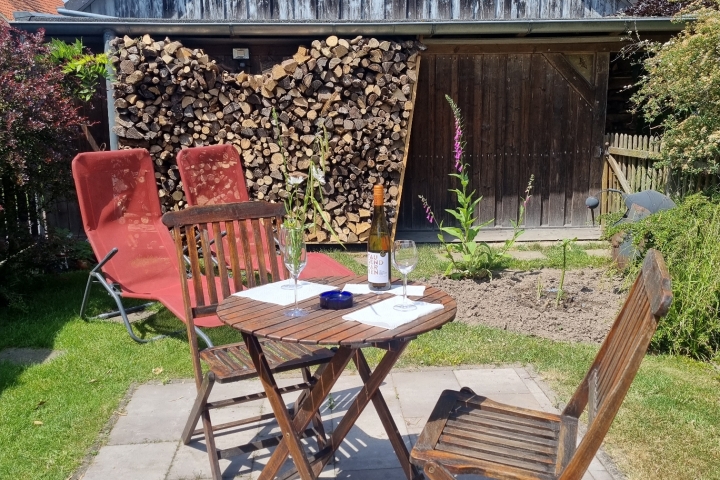 Ein kleiner Gartenbereich steht unseren Gästen zur Verfügung. Auch ein Holzkohlegrill ist vorhanden