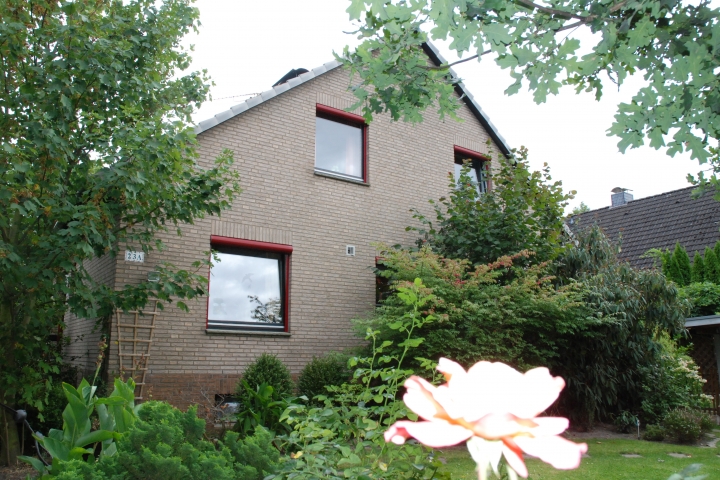 Unser Haus von der Vorderseite. Die Ferienwohnung befindet sich im Obergeschoss