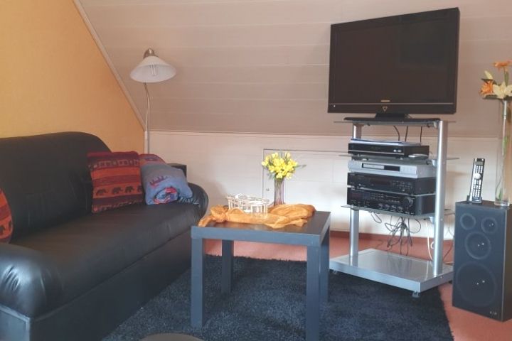 HiFi Anlage, DVD Player und Fernseher im Schlafzimmer
