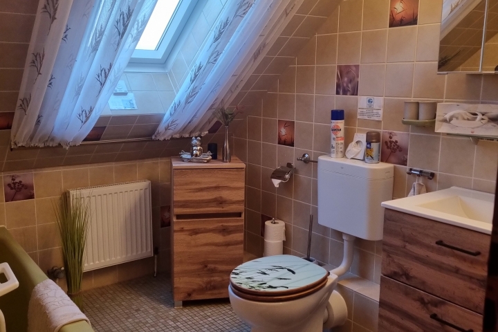 Badezimmer mit Badewanne und reichlich Handtücher