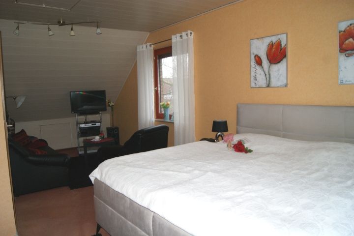 Schlafzimmer mit separater Sitzecke