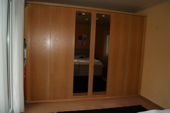 Großer Schlafzimmerschrank