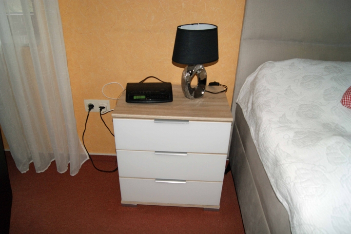 Nachttisch mit Lampe