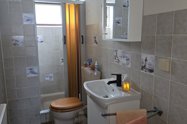 Zusätzliches Badezimmer mit Dusche im Untergeschoss