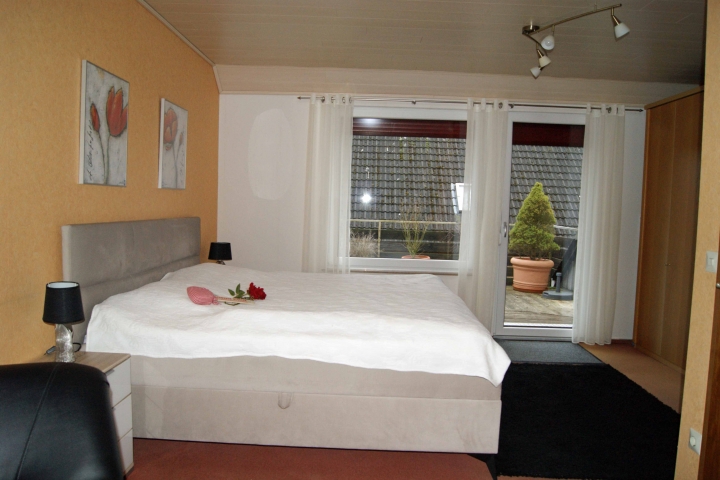 Schlafzimmer mit großer Loggia (Balkon)