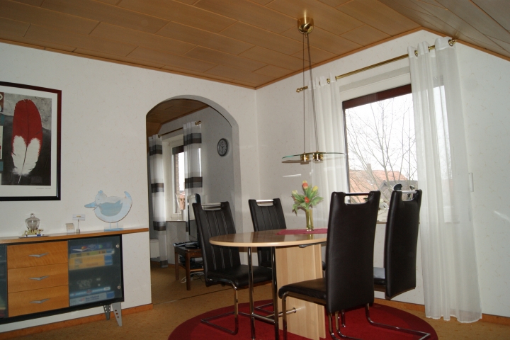 Das schöne Esszimmer mit 4 Stühlen