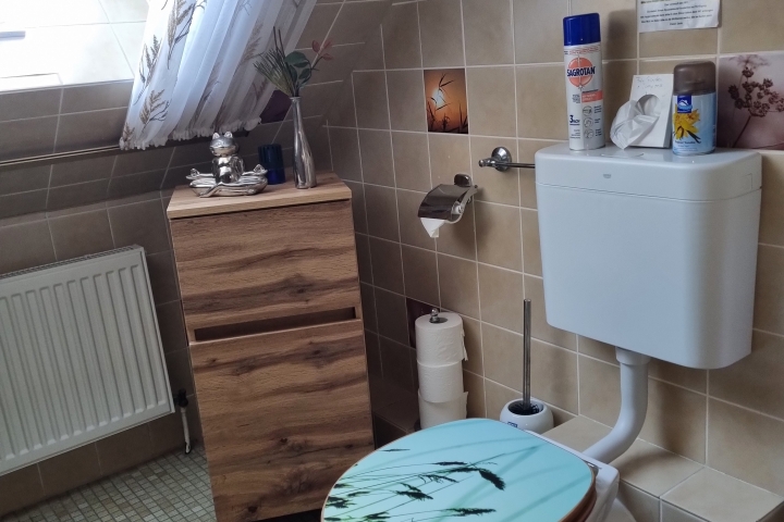 Badezimmer Schränkchen mit reichlich Handtüchern