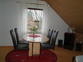 Modernes Esszimmer mit 4 Stühlen