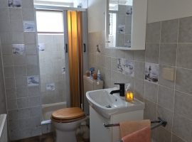 Das Wohnzimmer ist groß und geräumig