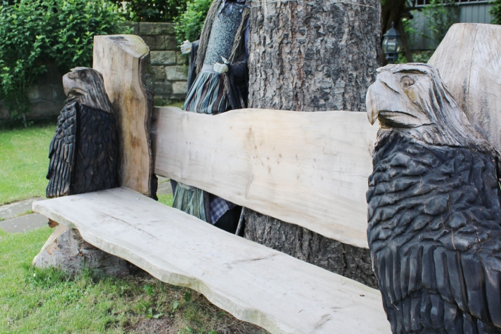 Holzbank im Garten