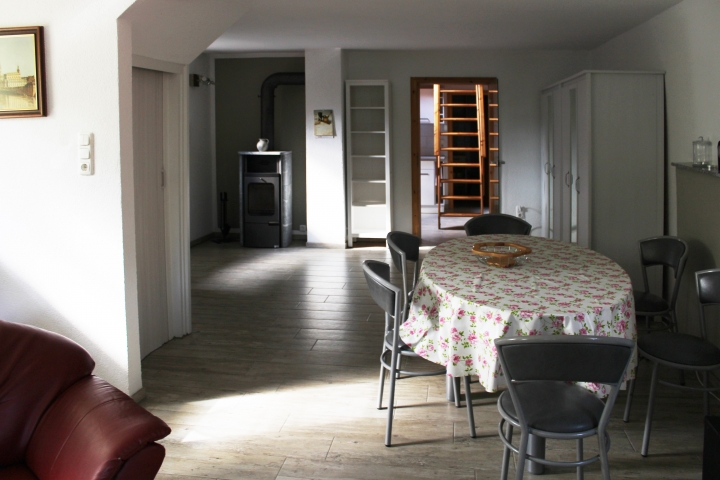 Wohnzimmer mit Blick zur Küche / Sitzecke / Kamin