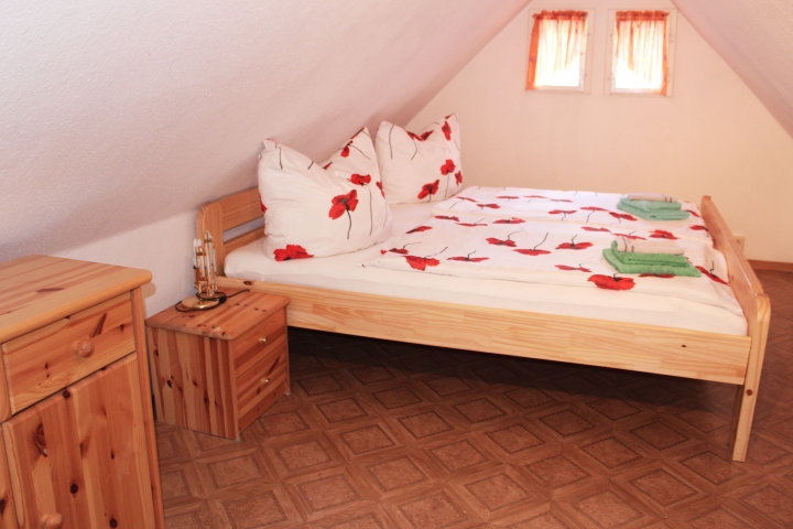 Schlafzimmer mit Doppelbett