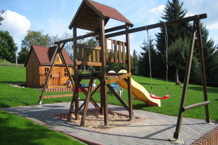 Kinderspielplatz mit großer Spielwiese und Kinderspielhaus