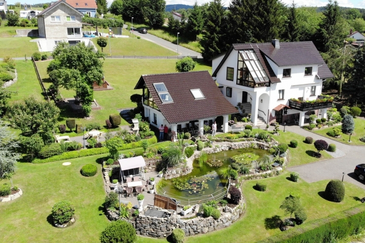 Teilansicht vom Grundstück mit Ferienhaus  und Ferienwohnung im Wohnhaus