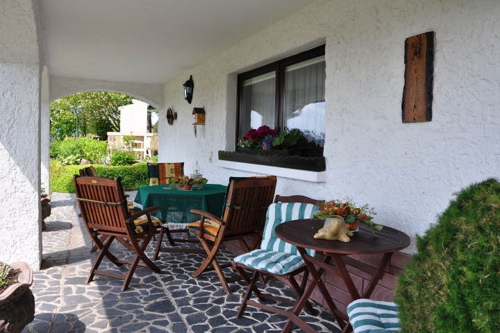 Sitzecke am Wasserfall
