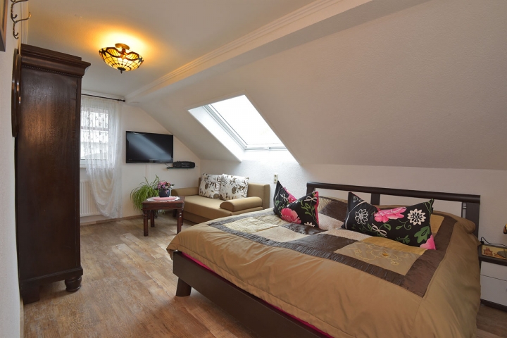 Schlafzimmer 1
