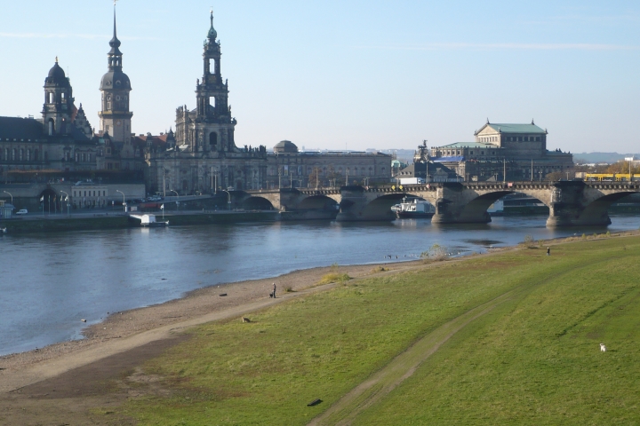 Dieser Blick von der Brücke in Richtung Altstadt (siehe weitere Umgebungsfotos)bietet sich Ihnen nach 10 Min. Fahrt mit Bahn oder PKW