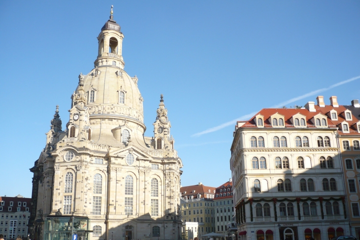 Im Altstadtviertel Dresdens nahe der Elbe ist der Neumarkt mit der Frauenkirche nicht zu verfehlen.