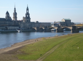 Dieser Blick von der Brücke in Richtung Altstadt (siehe weitere Umgebungsfotos)bietet sich Ihnen nach 10 Min. Fahrt mit Bahn oder PKW