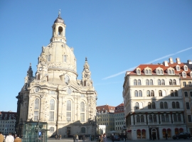 Im Altstadtviertel Dresdens nahe der Elbe ist der Neumarkt mit der Frauenkirche nicht zu verfehlen. 
