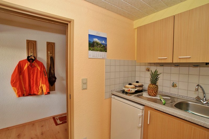 Küche mit Kühlschrank mit Gefrierfach