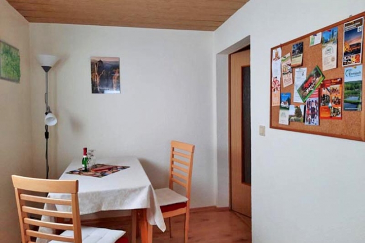 Wohnzimmer mit Tisch und Stühle