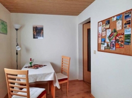 Wohnzimmer mit Tisch und Stühle