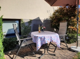 Küche mit Ceran Kochfeld 2 Platten, Kühlschrank mit Gefrierfach, Kaffeemaschine, Wasserkocher