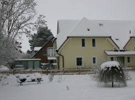 Blick auf das verschneite Ferienhaus