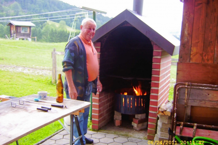Toni sen. am selbst gemauerten Grill.