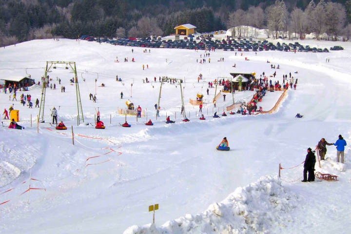 3 Skilifte,Snow-Tubing,und Lanlauaufloipen ,sind direkt am Haus.
