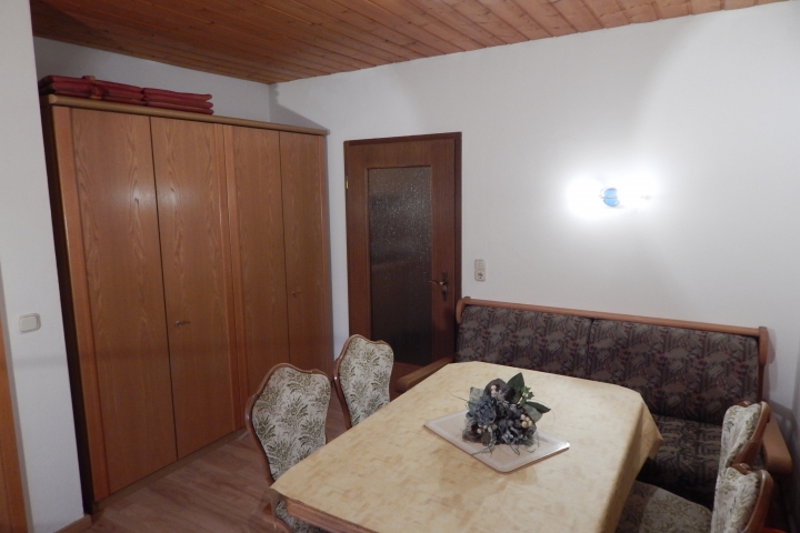 Ferienwohnung-C Wohnzimmer mit großen Kleiderschrank