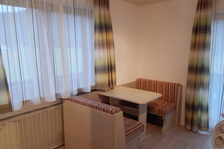 Ferienwohnung Typ-B Im Schlafzimmer befindet sich eine Sitzecke die auch als Kinderbett genutzt werden kann.