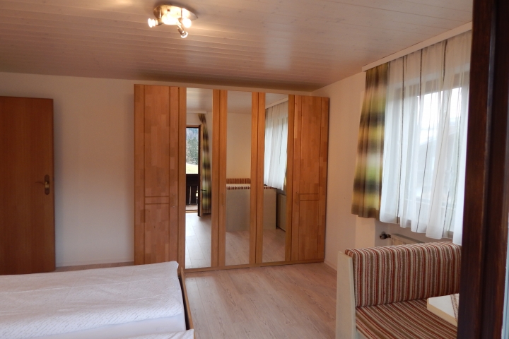 Ferienwohnung-B Kleiderschrank mit Spiegel