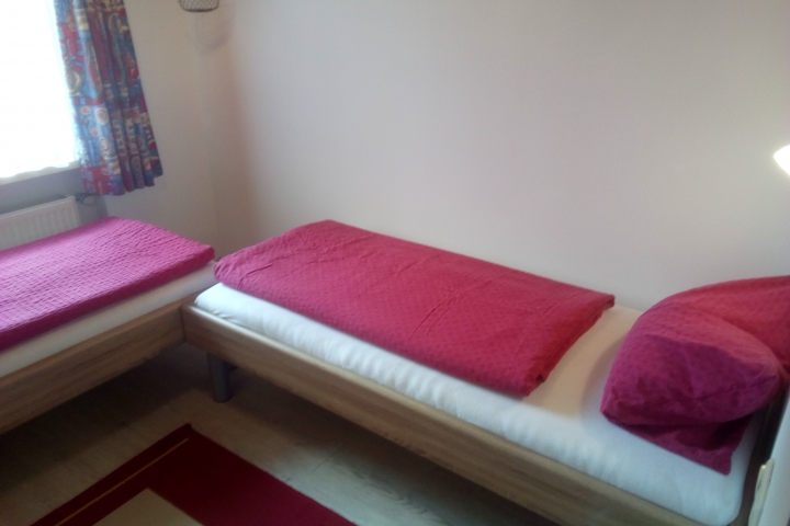 Im zweiten Schlafzimmer befinden sich 2 Einzelbetten und Kleiderschrank