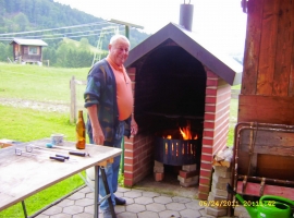 Toni sen. am selbst gemauerten Grill.