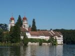 Der Rhein und das Kloster Rheinau  , etwa 20 Km bzw. 25 Minuten von uns weg. 
