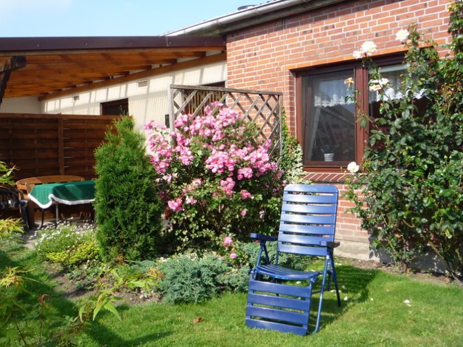 Ferienwohnungen auf Ferienhof Boie | Die überdachte Sitzecke mit der kleinen Gartenecke