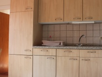 separate Küche mit komplett eingerichteter Küchenzeile, Spülmaschine