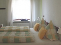 Schlafzimmer mit Ehebetten, elektrisch verstellbares Lattenrost, erhöhte Betten